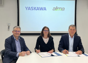 From left to right: Pascal Jeangirard (CEO of Yaskawa France), Laurence Ruffin (President and CEO of Alma) and Bruno Schnekenburger (President and CEO of Yaskawa Europe).